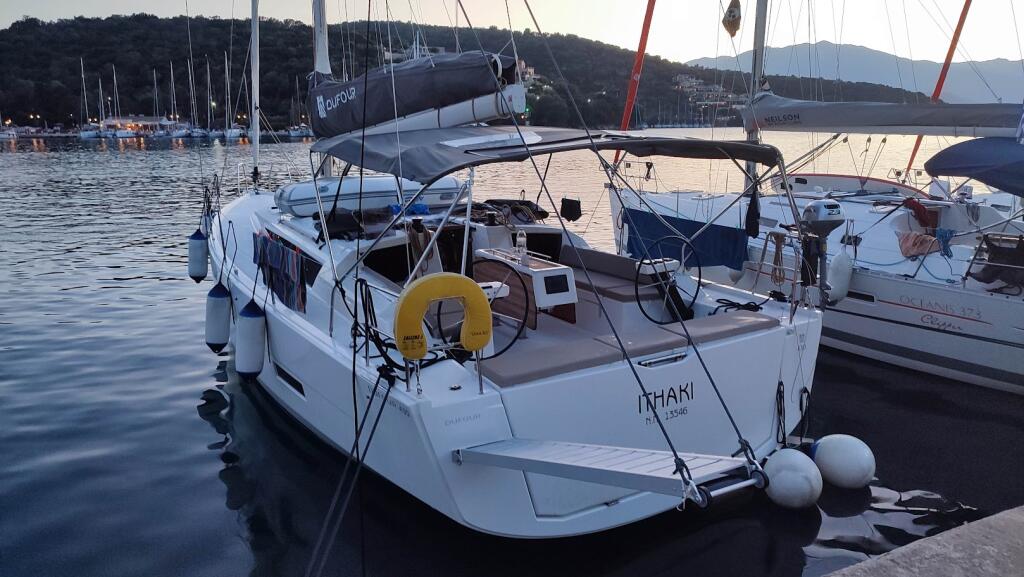 Sailing yacht 