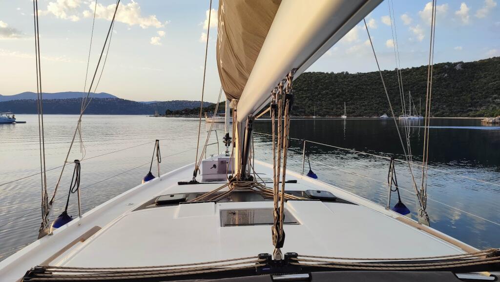 Sailing yacht 