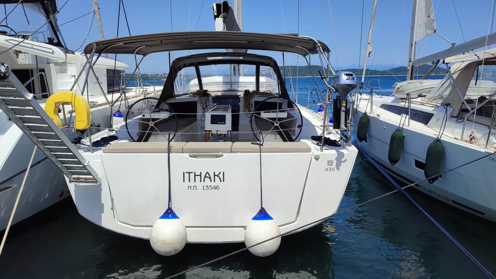 Sailing yacht 