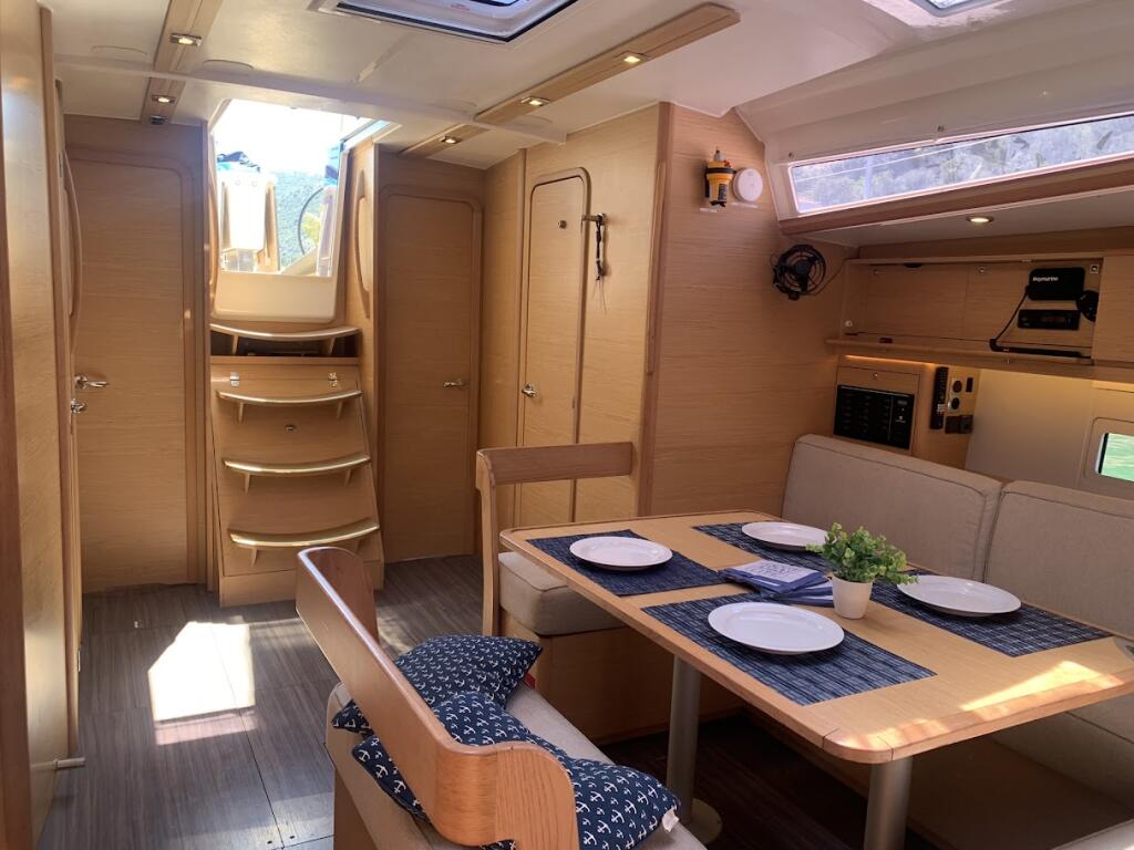 Sailing yacht 
