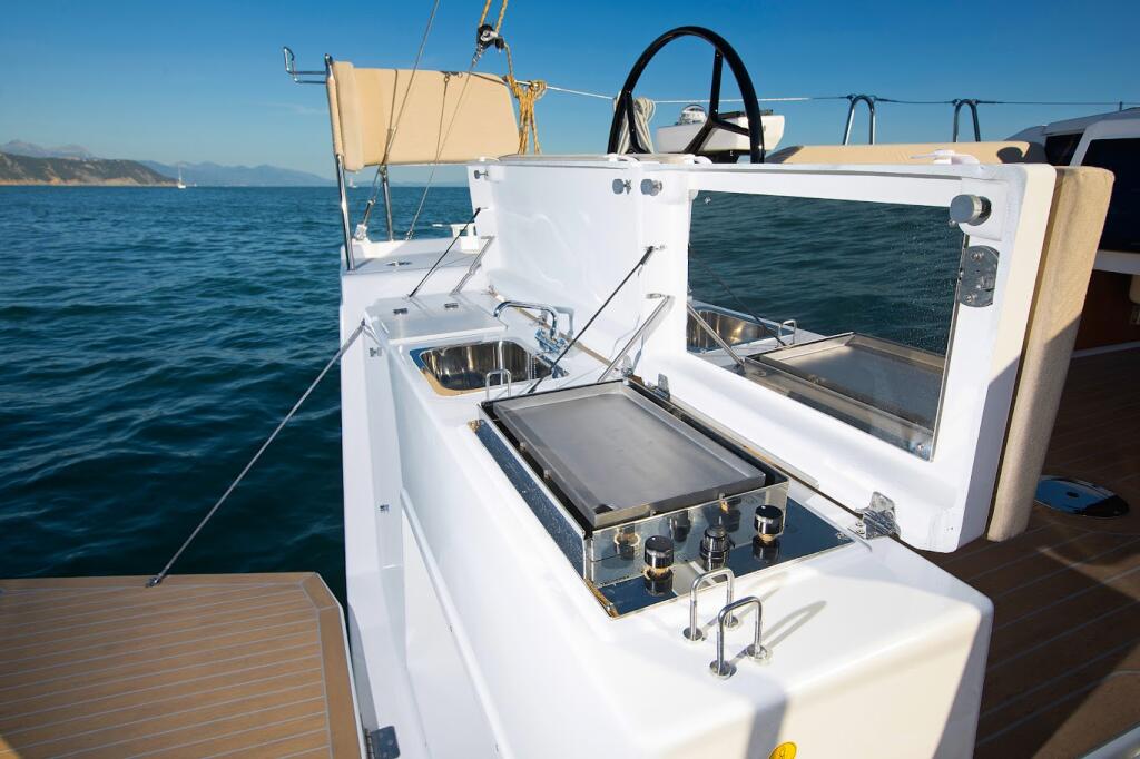 Sailing yacht 