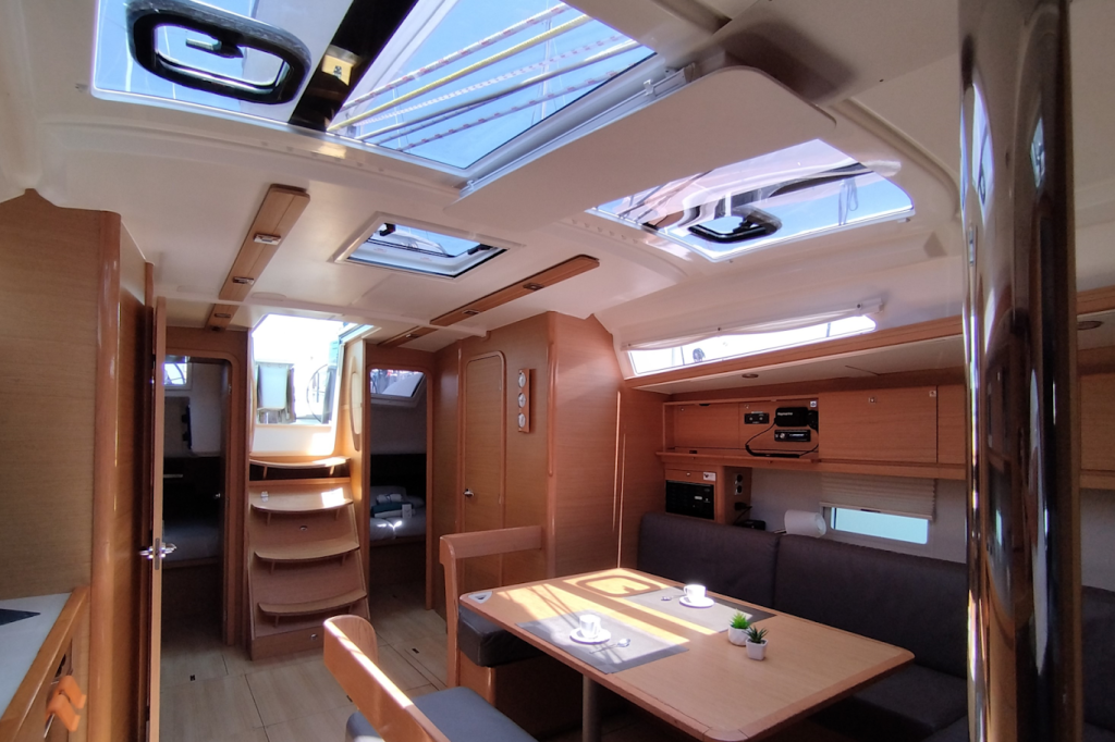 Sailing yacht 
