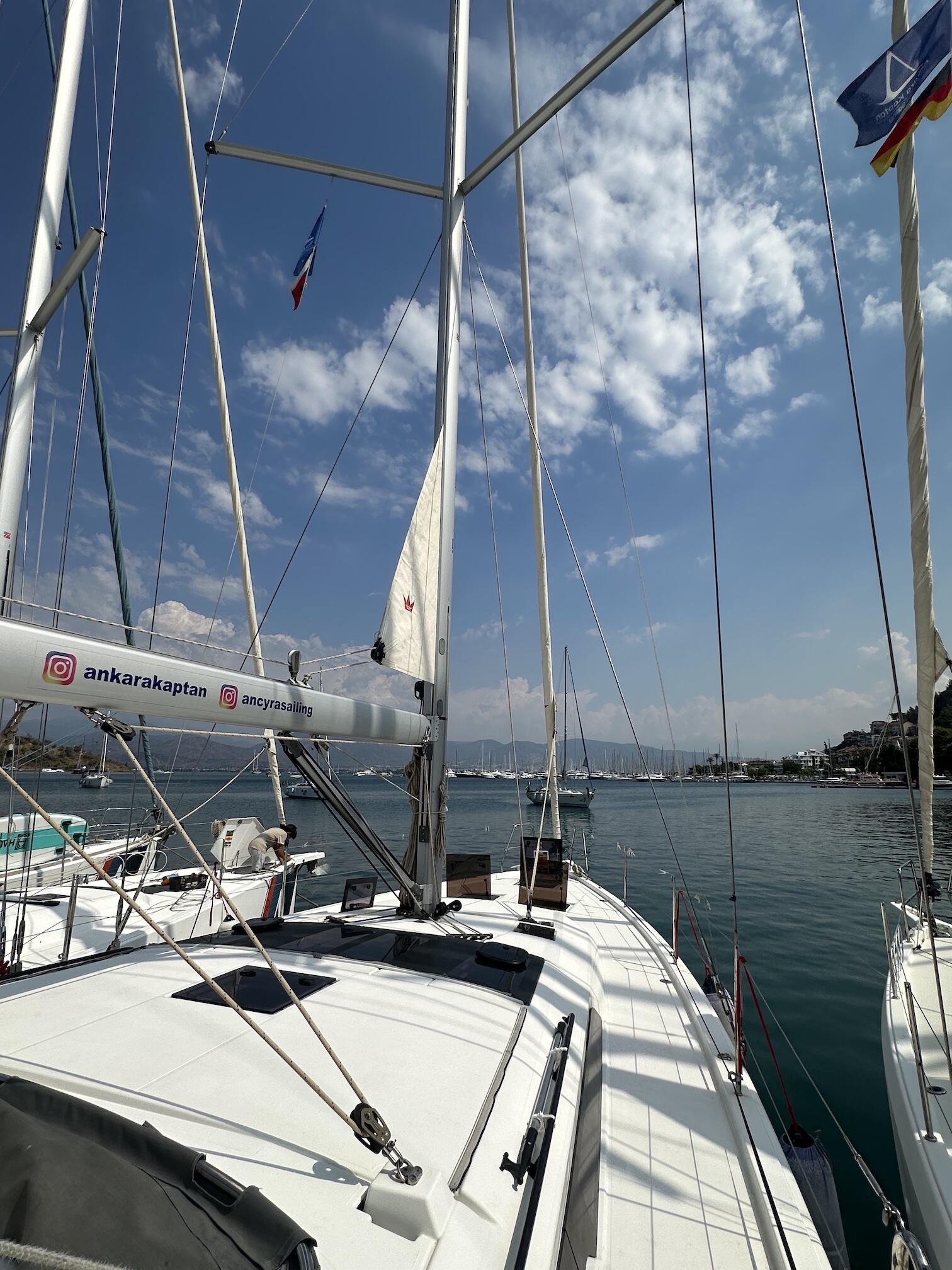 Sailing yacht 