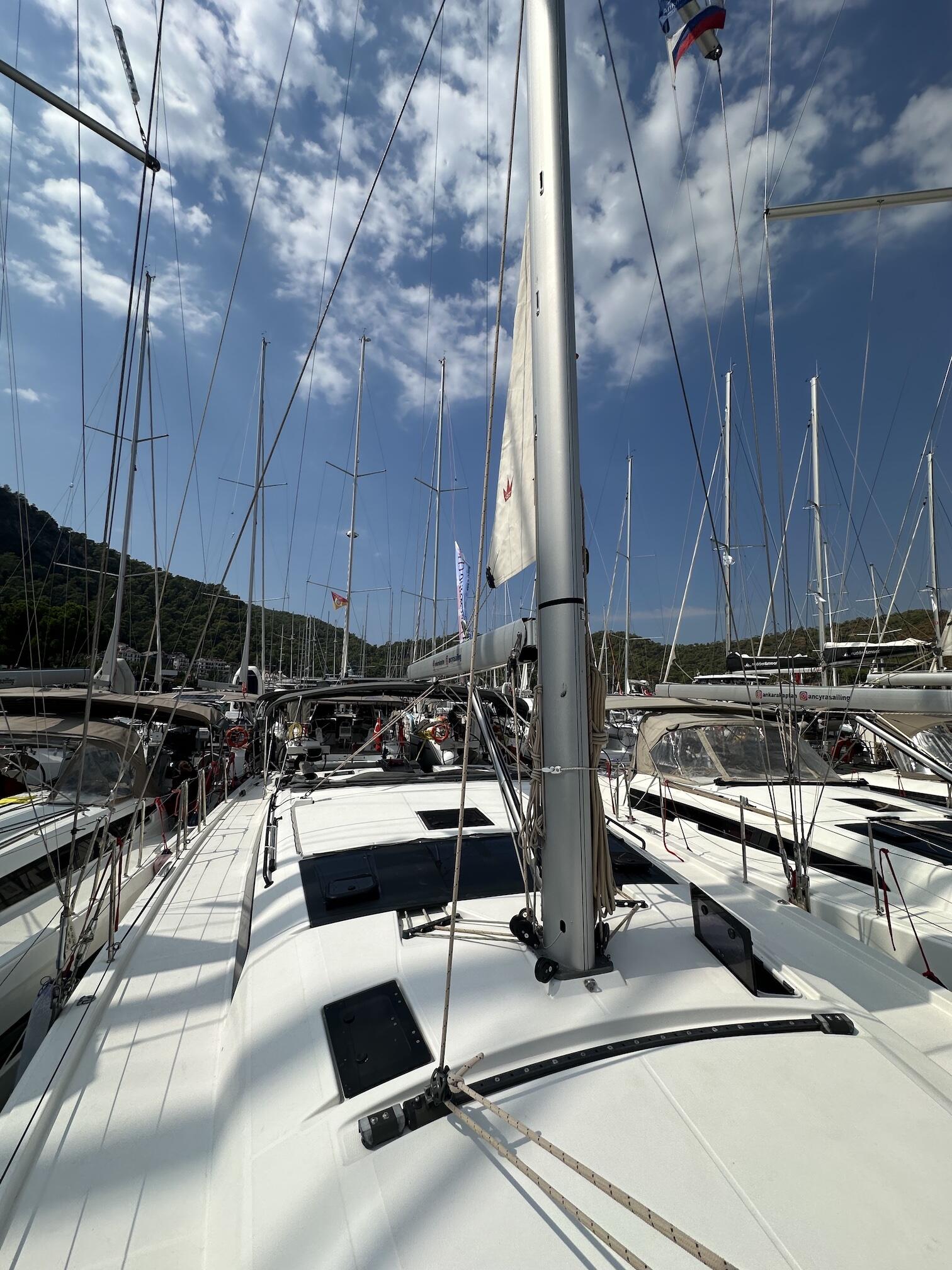 Sailing yacht 