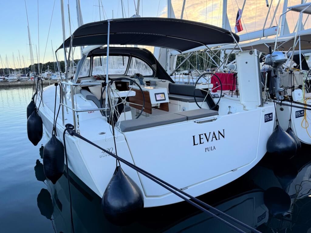 Sailing yacht 