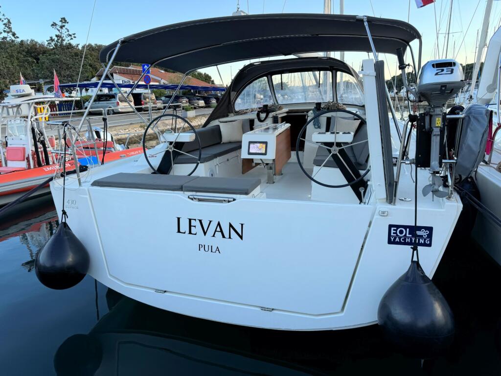 Sailing yacht 