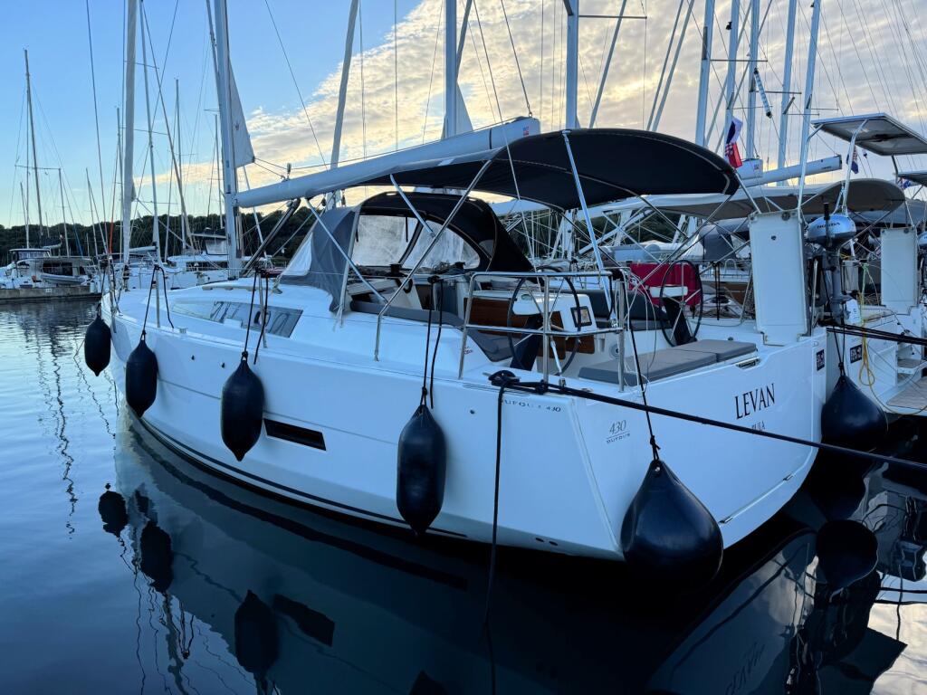 Sailing yacht 