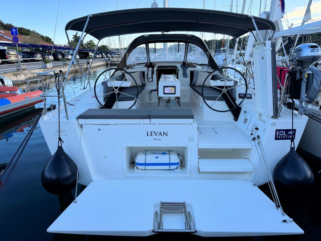 Sailing yacht 