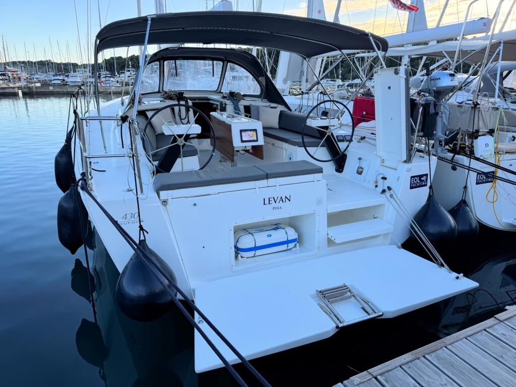 Sailing yacht 