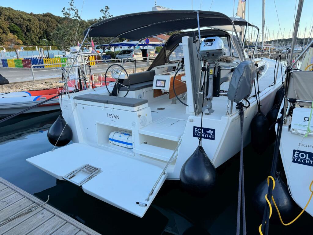 Sailing yacht 