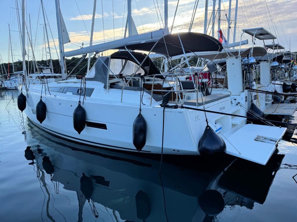 Sailing yacht 
