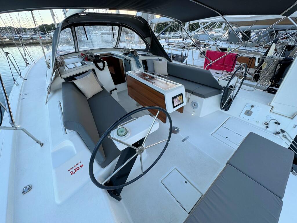 Sailing yacht 