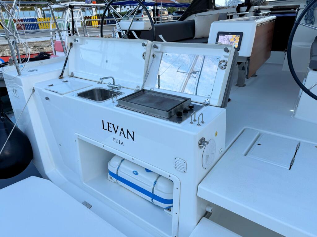 Sailing yacht 