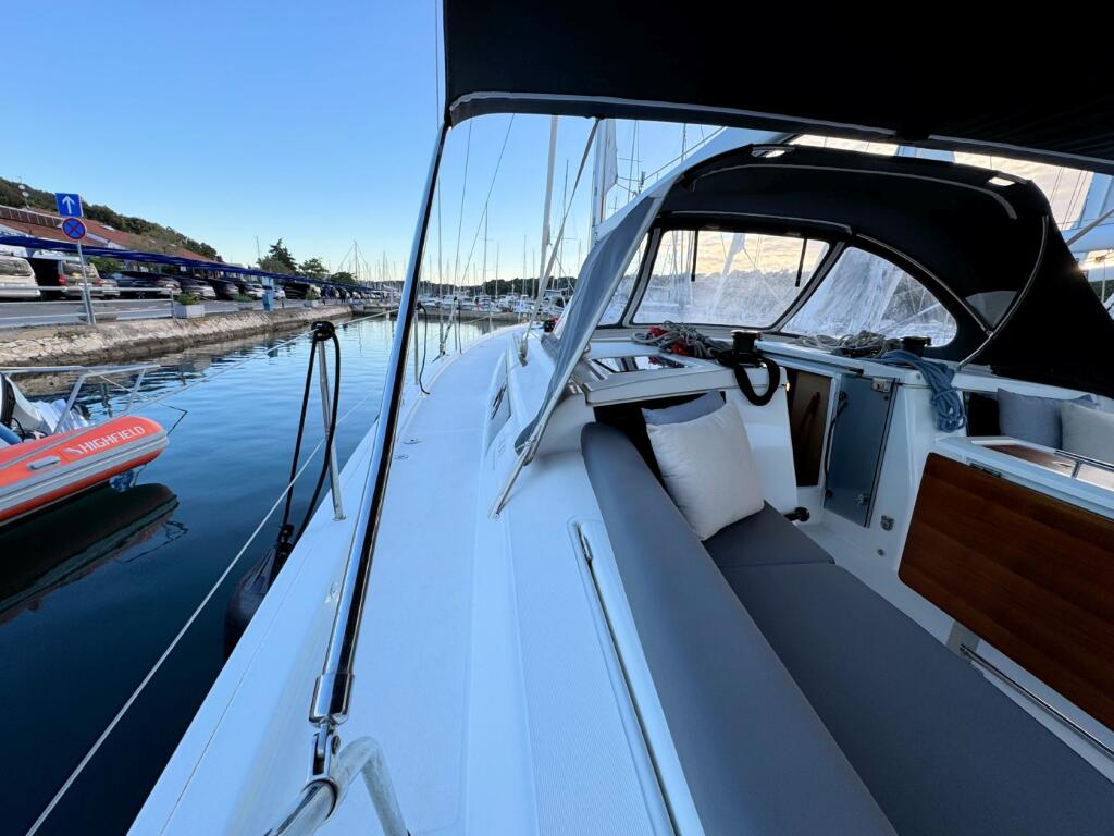 Sailing yacht 