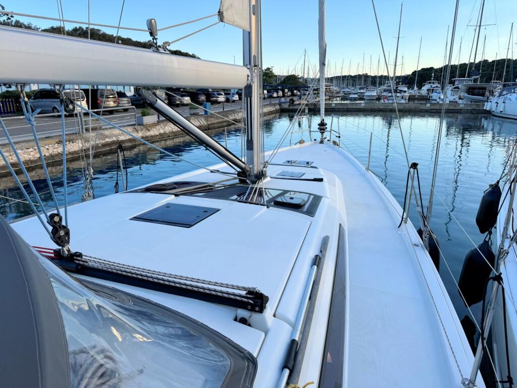 Sailing yacht 