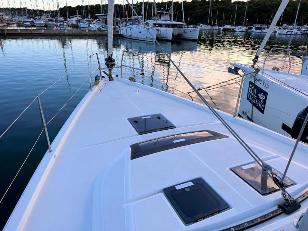 Sailing yacht 
