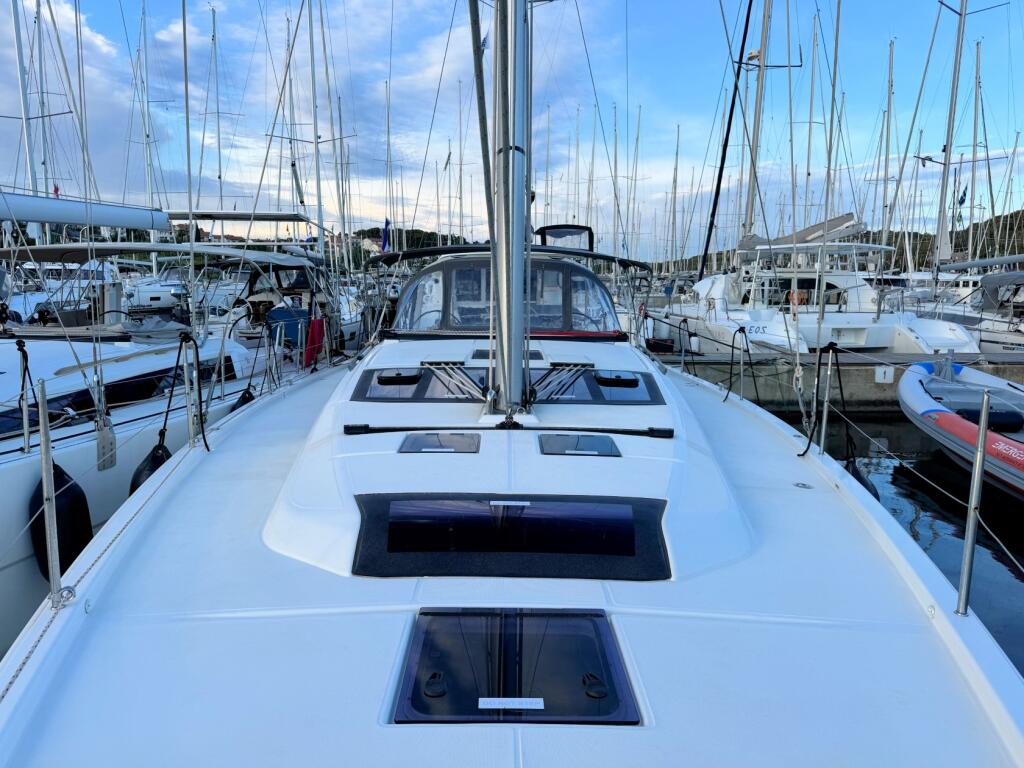 Sailing yacht 