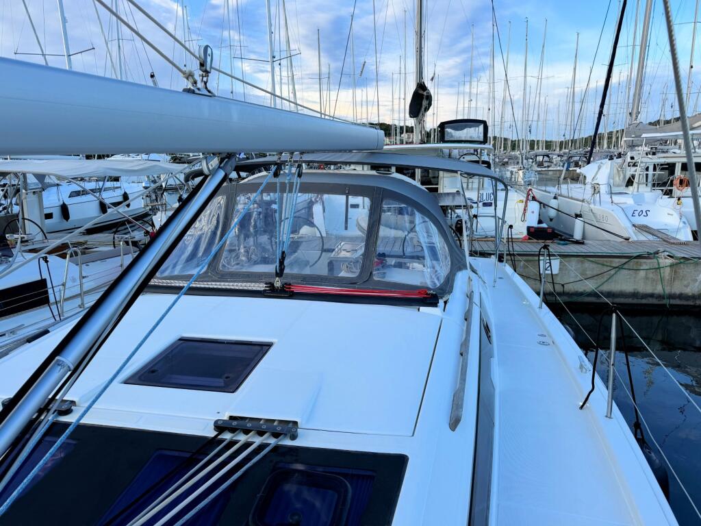 Sailing yacht 