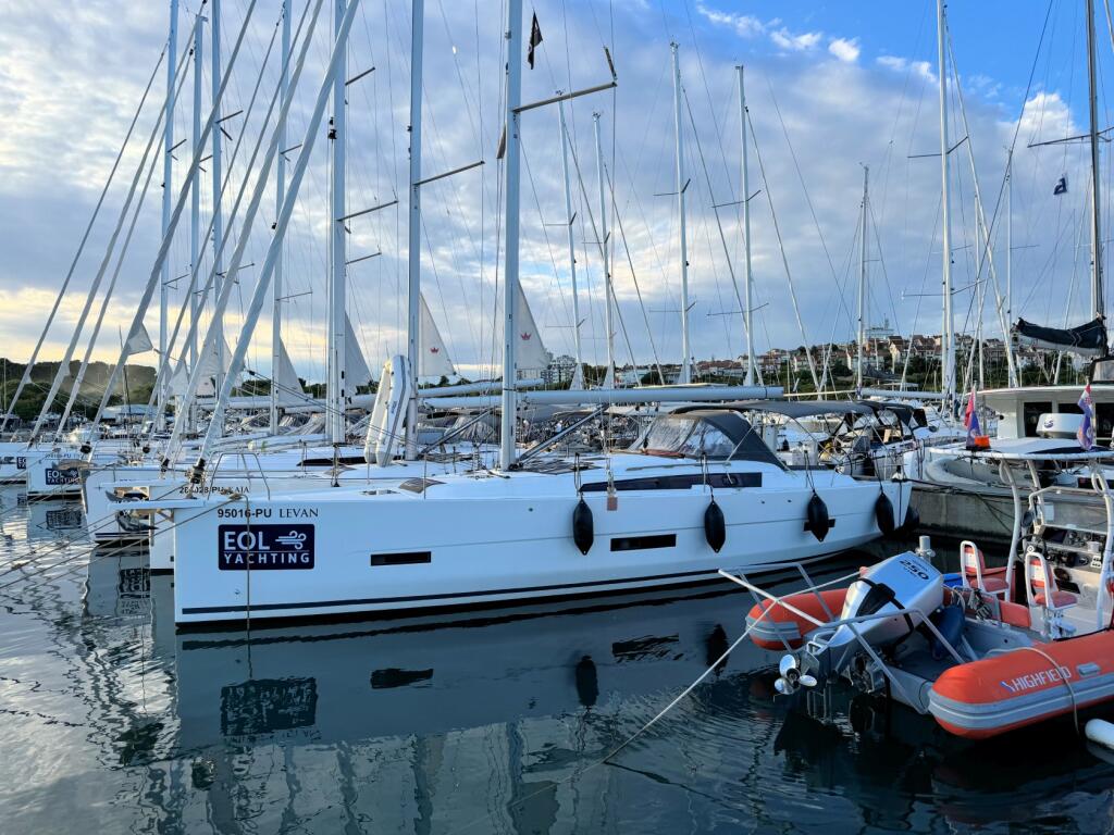 Sailing yacht 