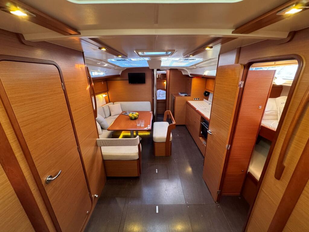 Sailing yacht 