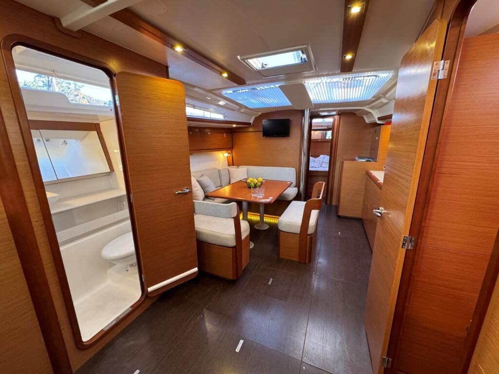 Sailing yacht 