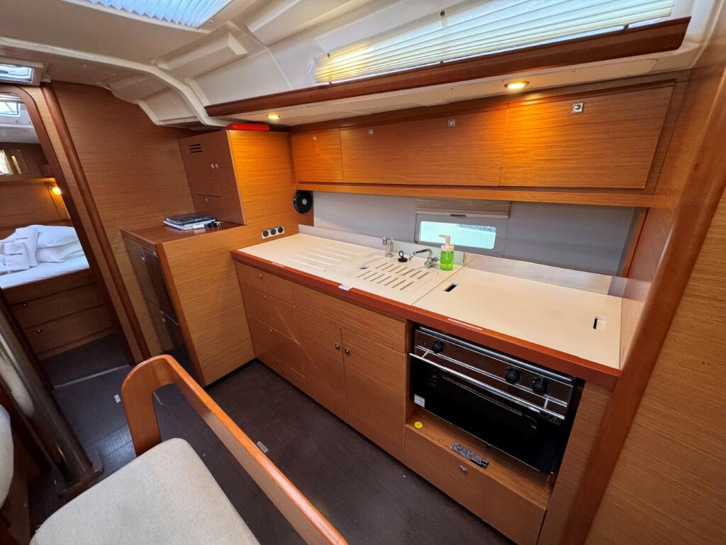 Sailing yacht 