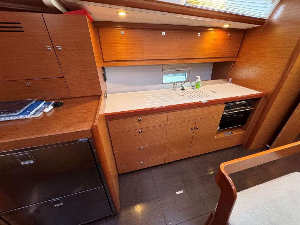 Sailing yacht 