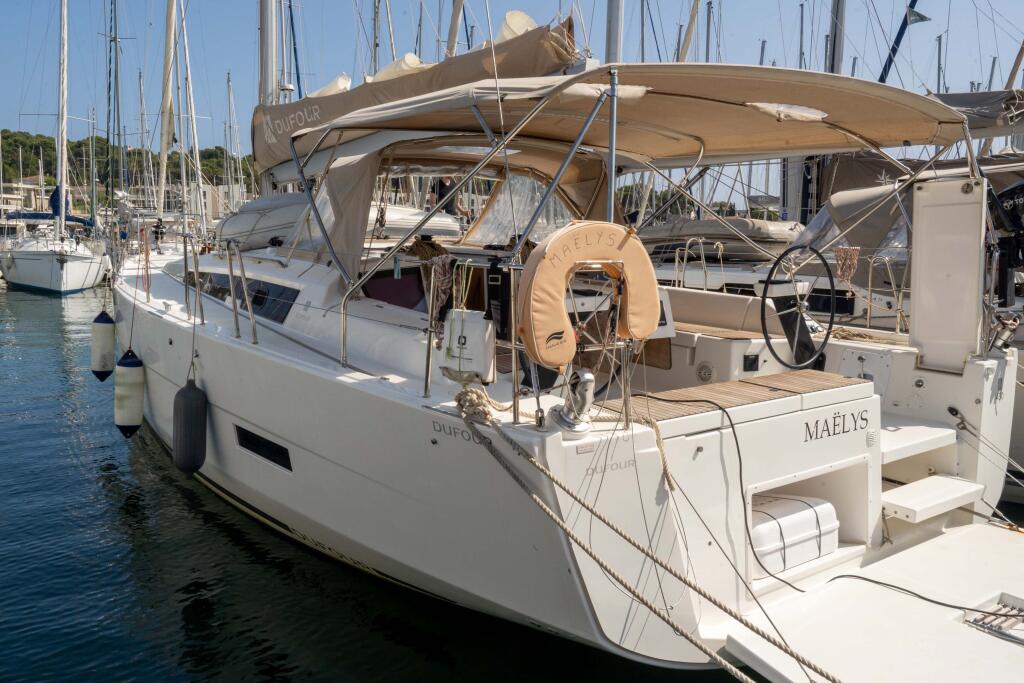 Sailing yacht 