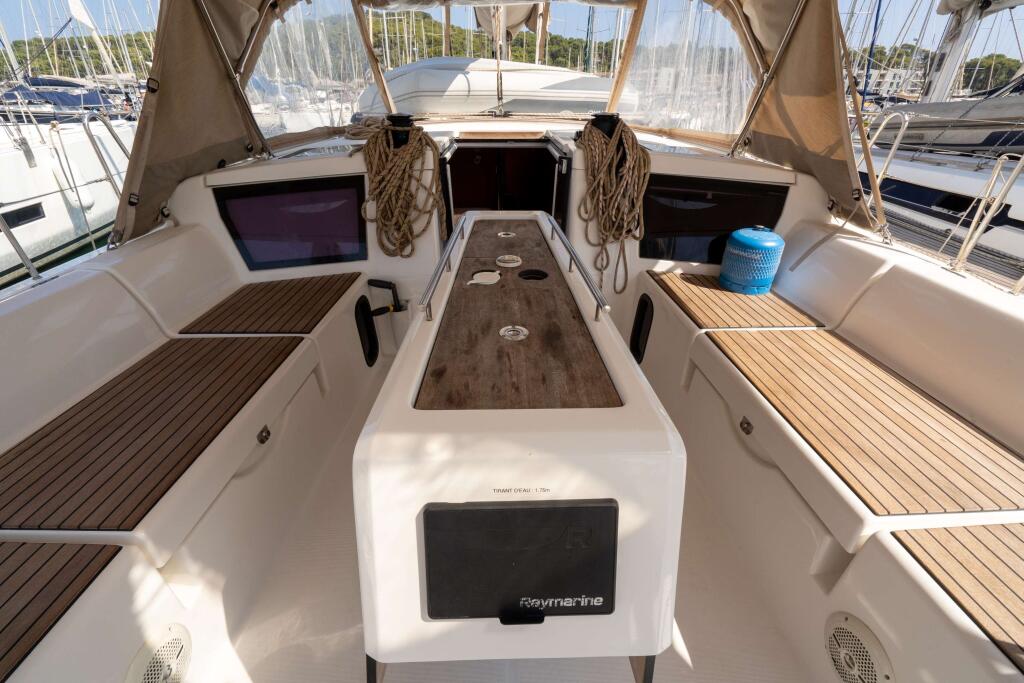 Sailing yacht 