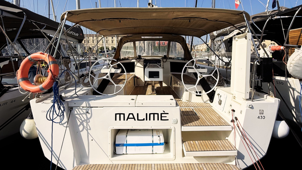 Sailing yacht 