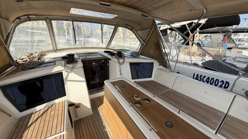 Sailing yacht 
