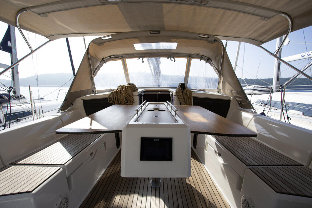 Sailing yacht 