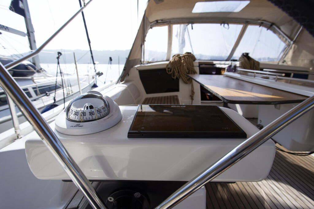 Sailing yacht 