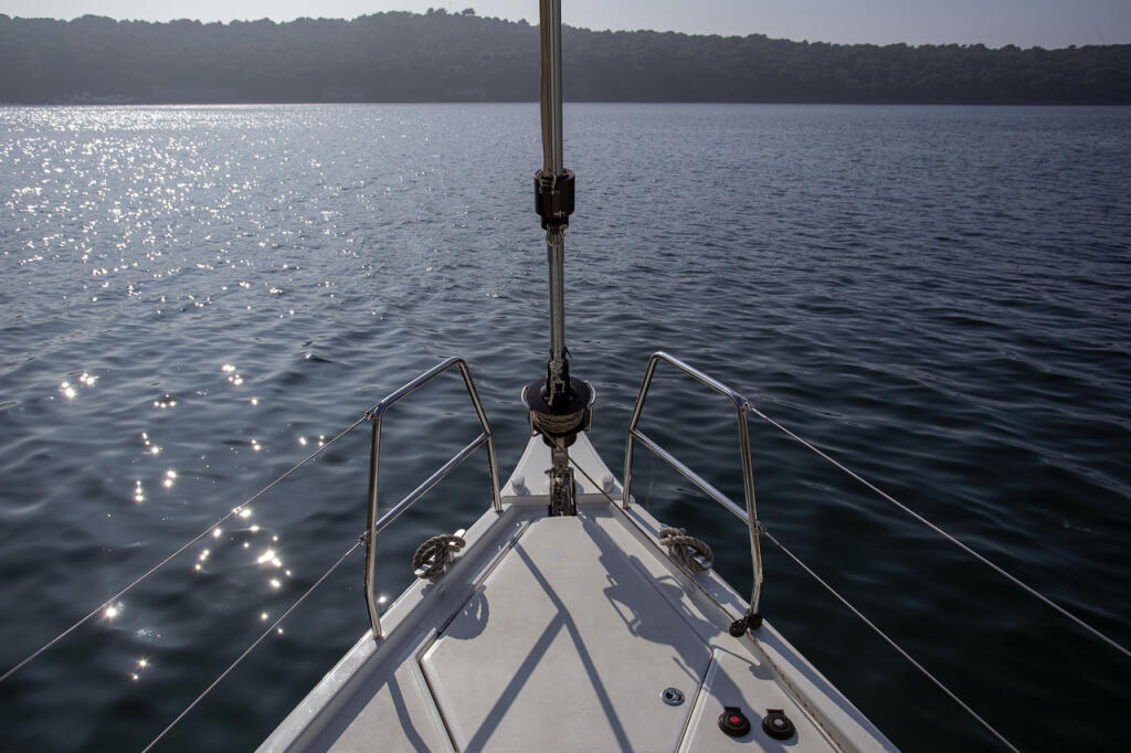 Sailing yacht 