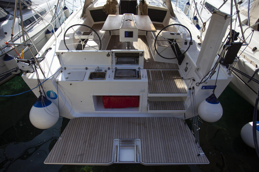Sailing yacht 