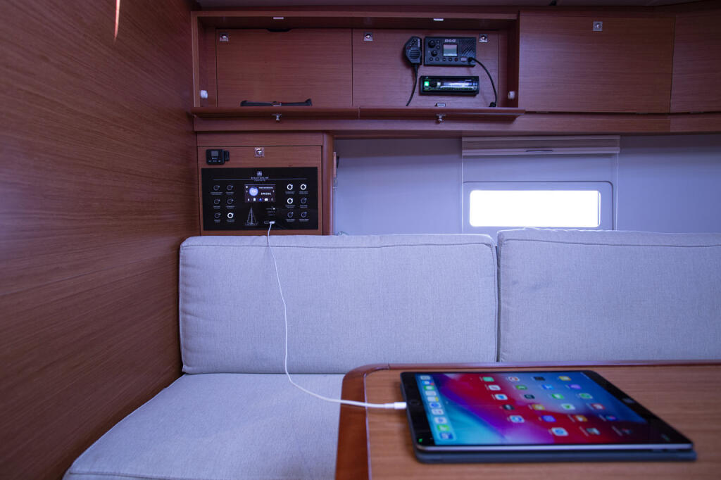 Sailing yacht 