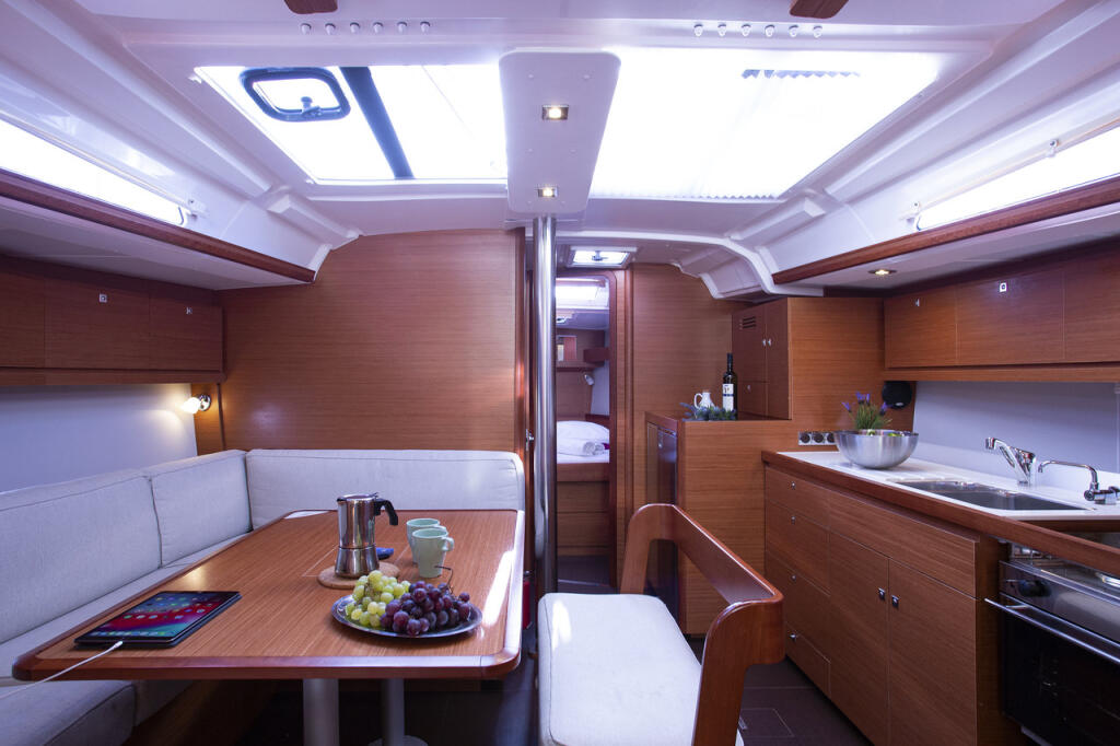 Sailing yacht 