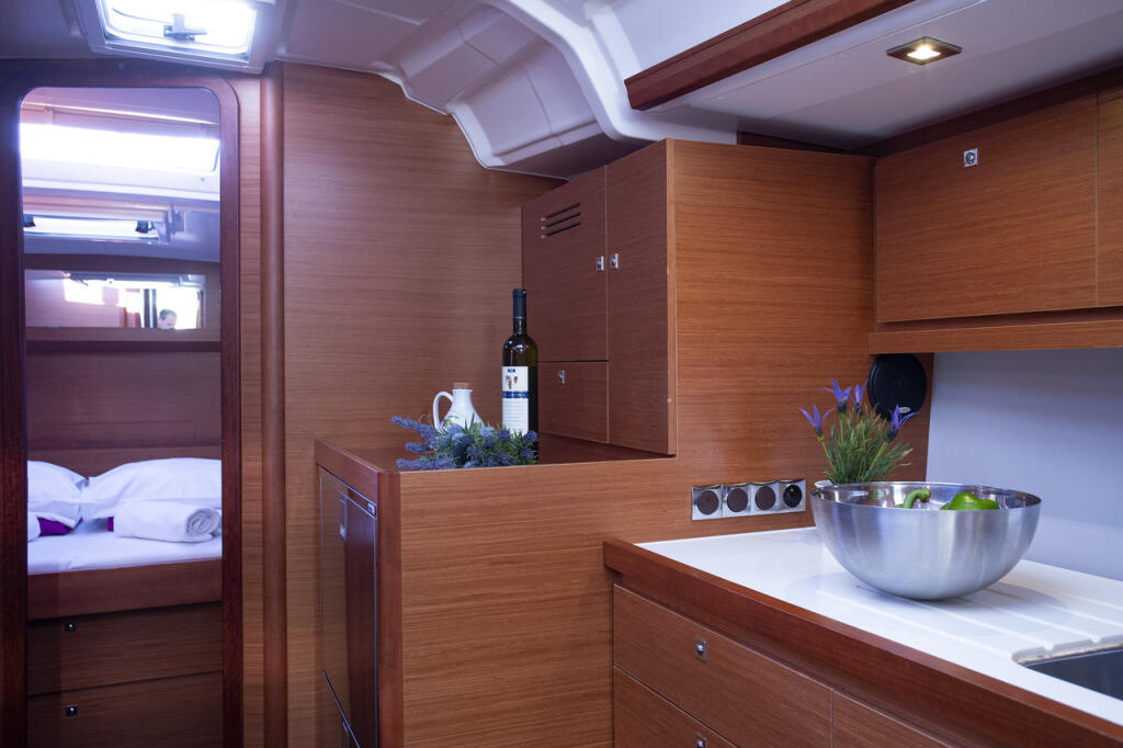Sailing yacht 
