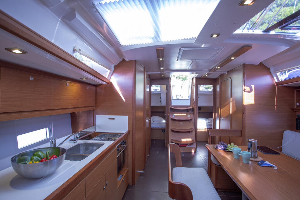 Sailing yacht 