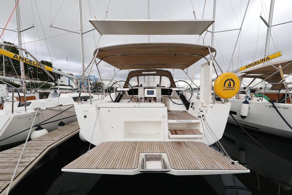 Sailing yacht 