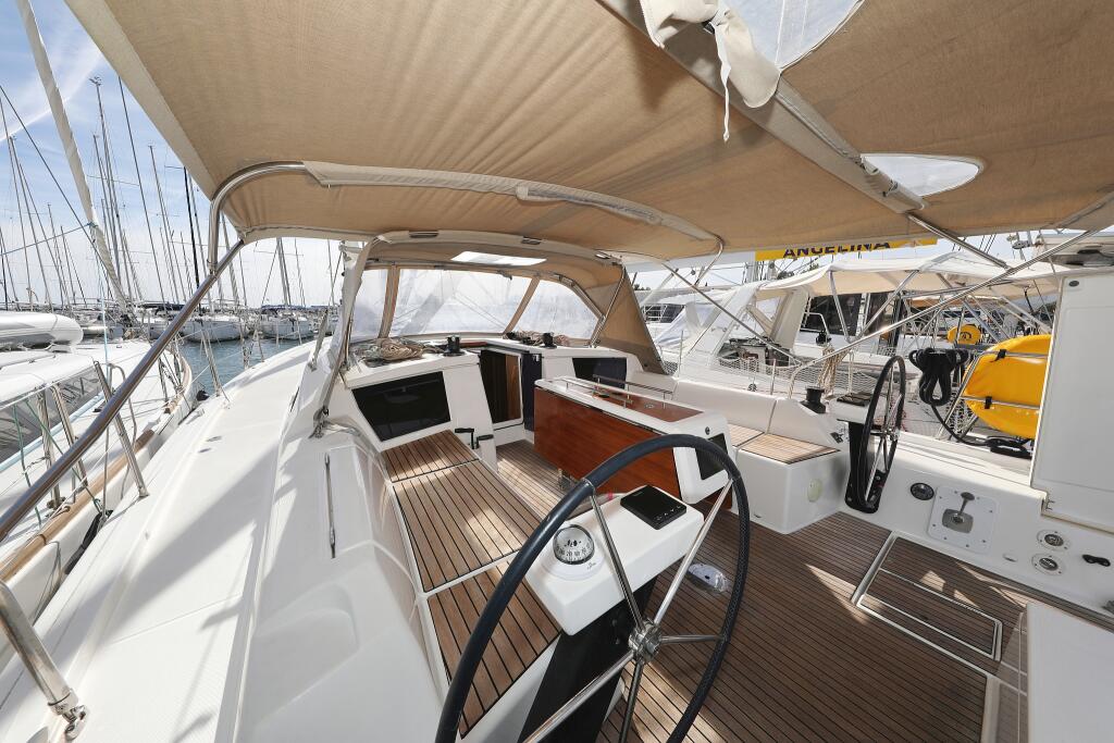 Sailing yacht 