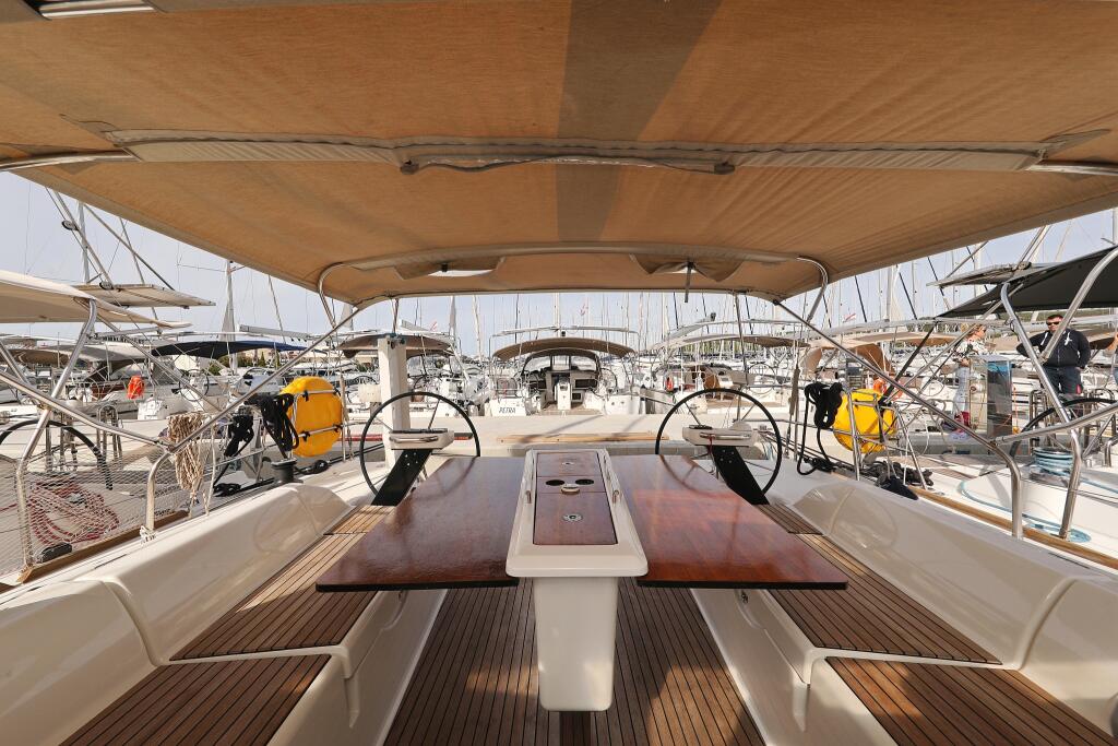 Sailing yacht 