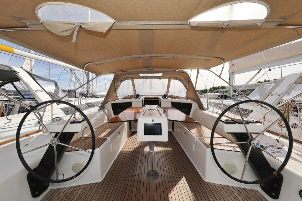 Sailing yacht 