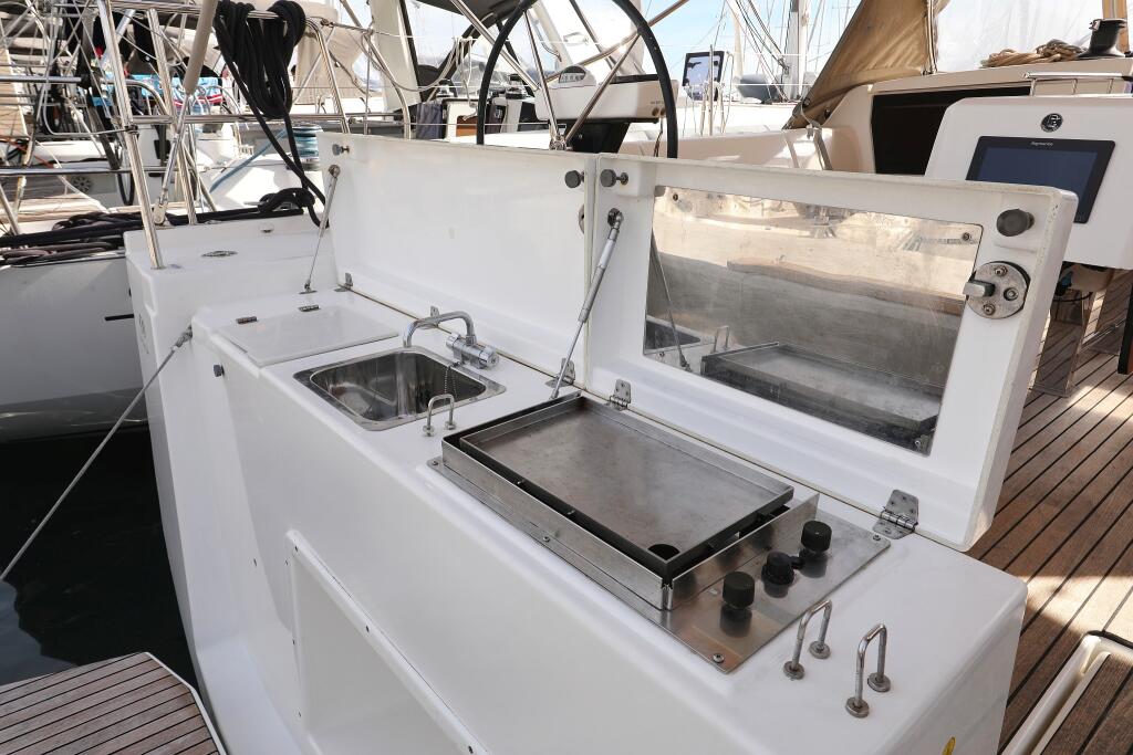Sailing yacht 