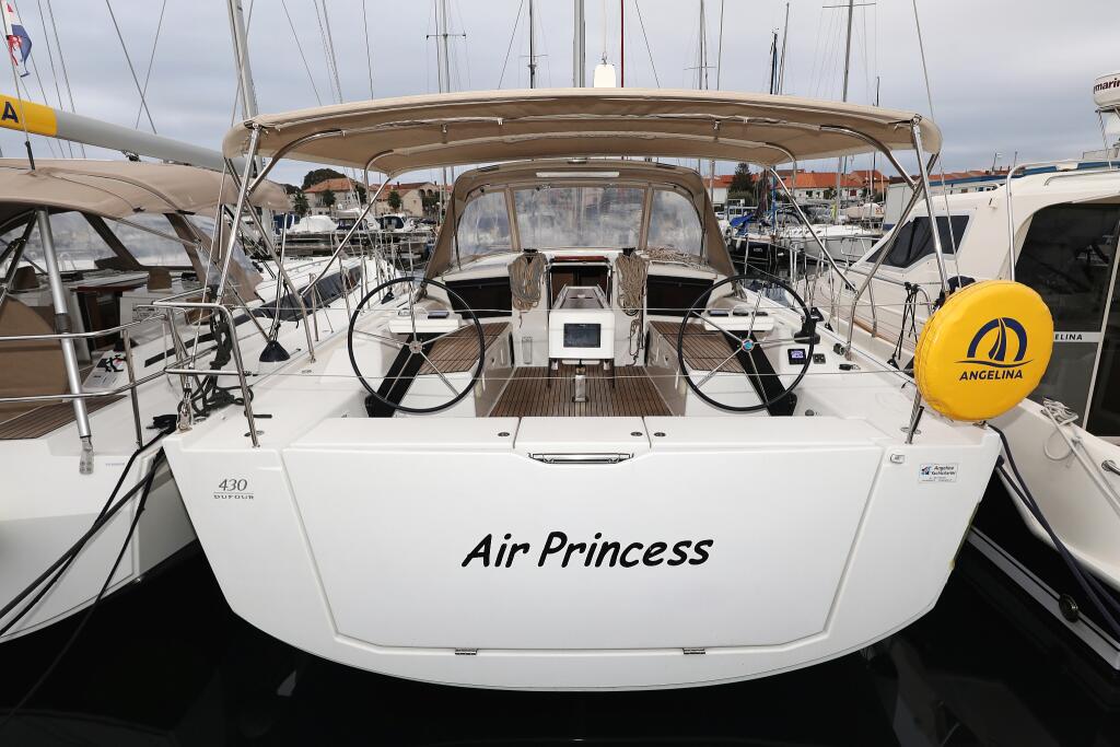 Sailing yacht 