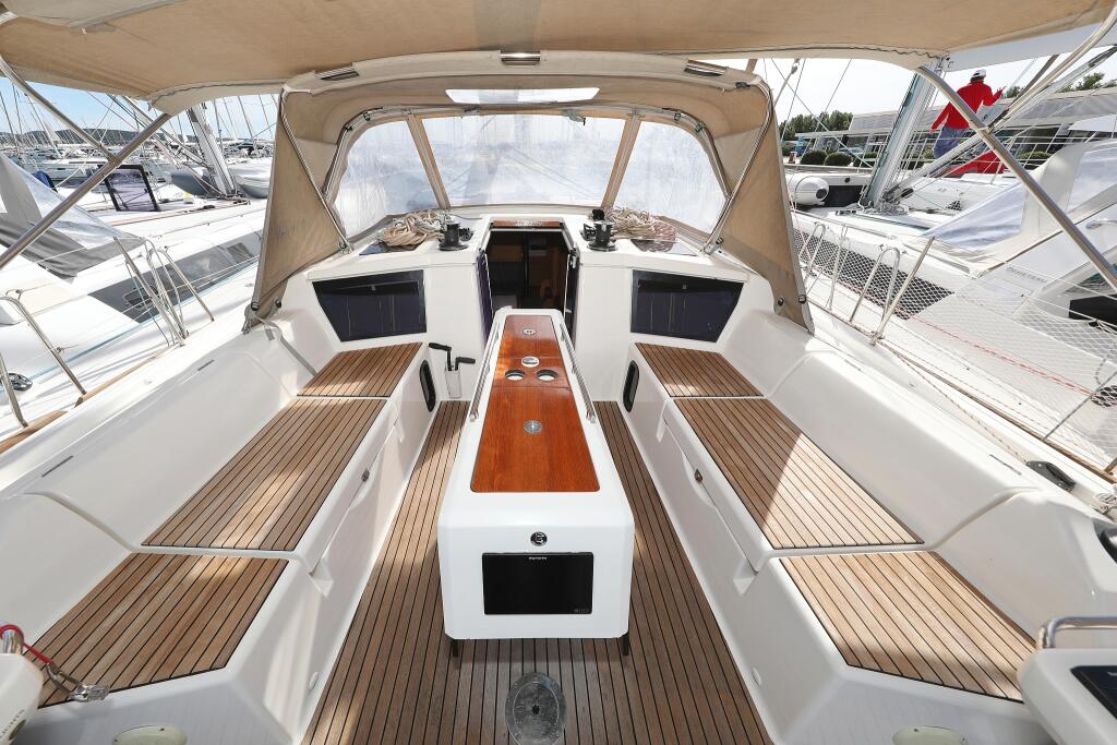 Sailing yacht 