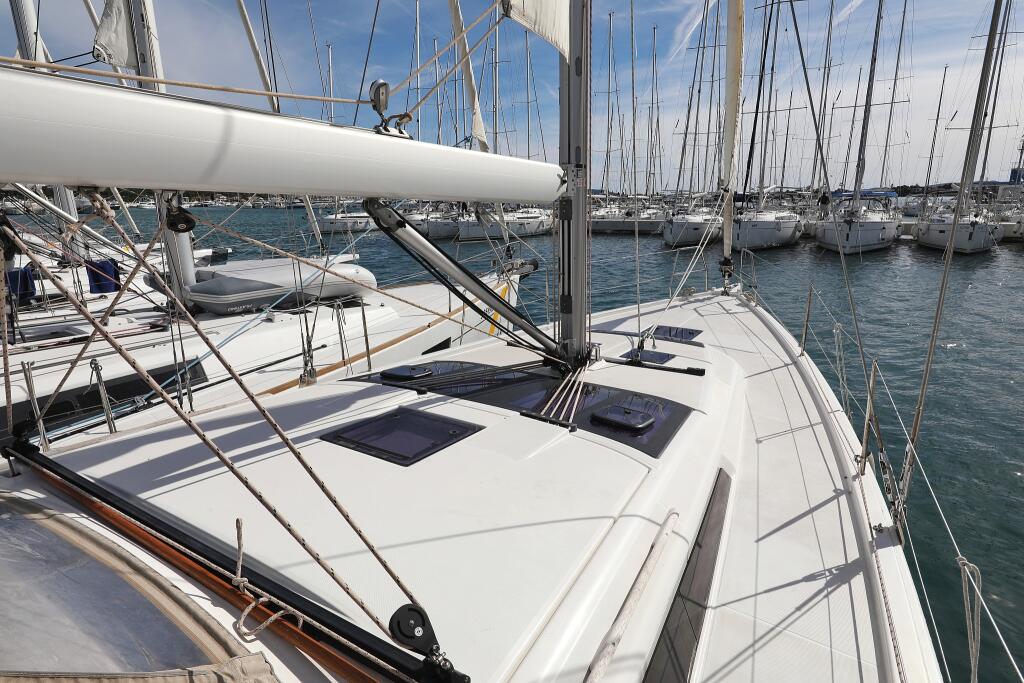 Sailing yacht 