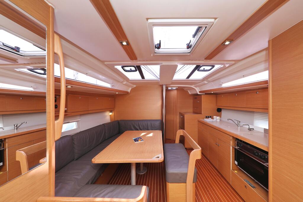 Sailing yacht 