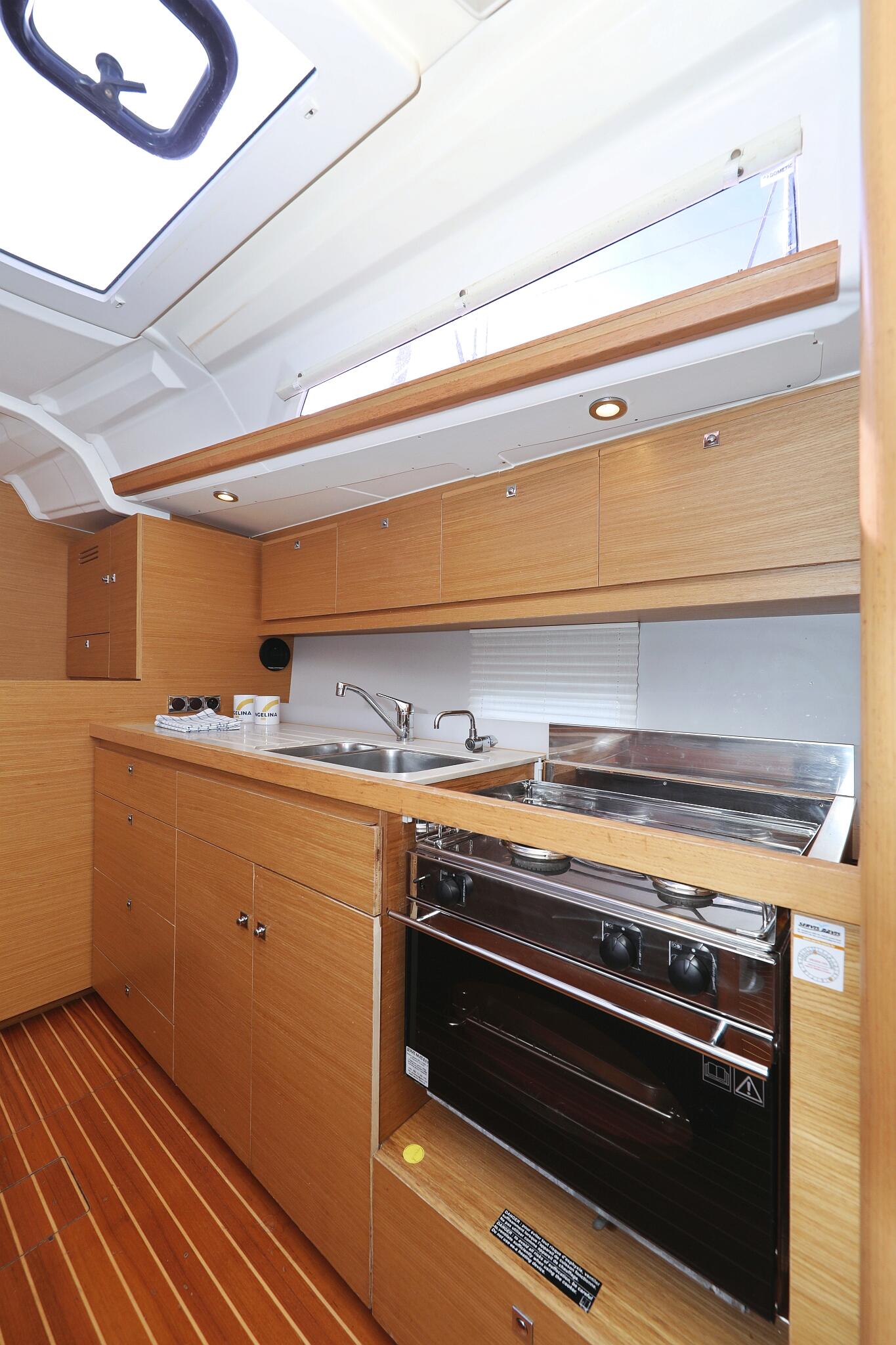 Sailing yacht 