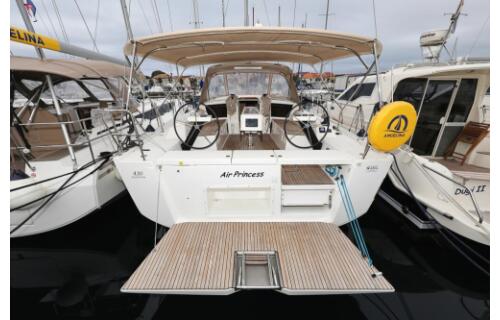 Sailing yacht 